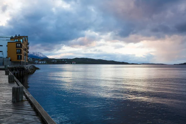 Harstad Norveç Kutup Günün Gece Yarısı Bulutlar Ile Deniz Manzara — Stok fotoğraf