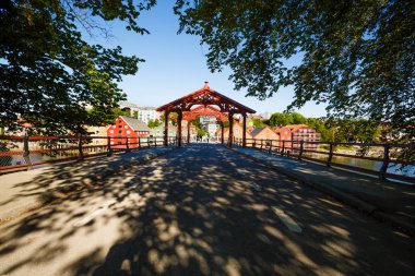 Trondheim, Norveç - 9 Haziran 2018 - eski köprü (Gamle Bybro) ve Nidelva Nehri Dolgu ve köprü renkli evleri.