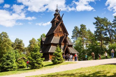 Oslo, Norveç-Haziran 15, 2018 - savmak Gol ve Norwegian Folk Museum turist kiliseden.