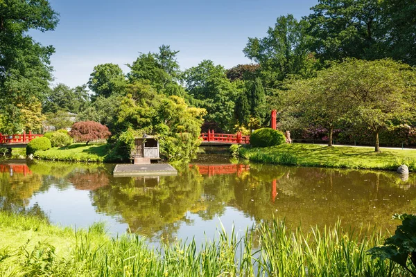 ハンブルク ドイツのハーゲンベック動物園で赤の木製の橋のある風景します — ストック写真