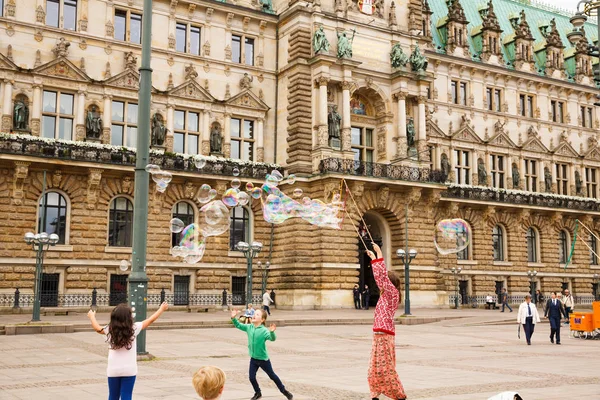 ハンブルク ドイツ 2016 未知のストリート アーティスト市庁舎でマーケット広場で大きなシャボン玉になります — ストック写真