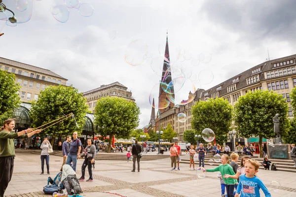 Hamburg Deutschland 2016 Unbekannte Straßenkünstler Machen Große Seifenblasen Auf Dem — Stockfoto
