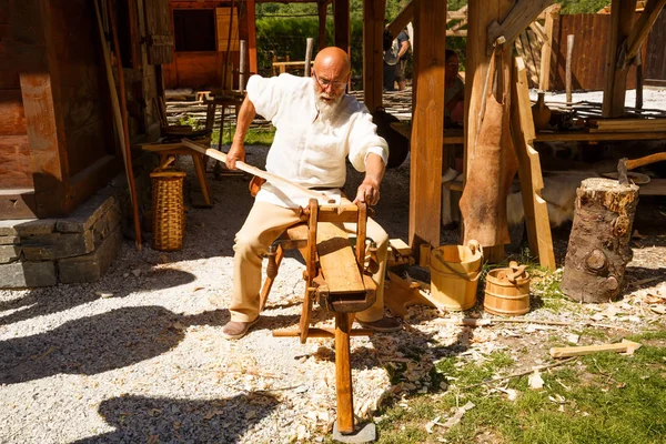 Gudvangen Noruega Junho Carpinteiro Homem Roupas Nacionais Museu Aldeia Viking — Fotografia de Stock