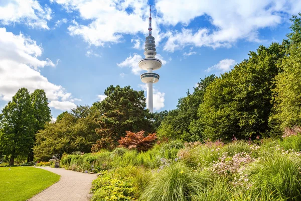 Planten BM Blomen Park ve Hamburg'da Tv Kulesi, popüler rahatlatıcı ve place, Almanya spor görünümü.