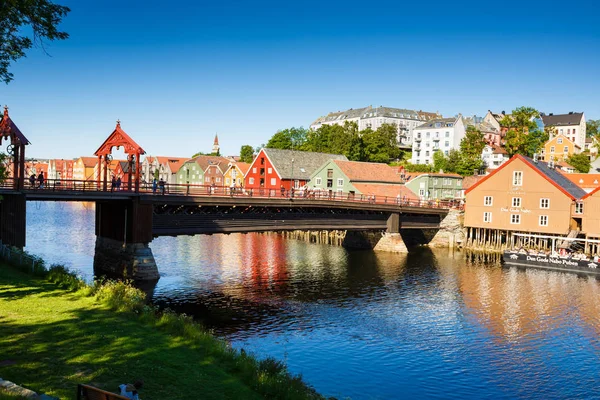 Trondheim Noruega Junio 2018 Coloridas Casas Antiguas Terraplén Puente Del — Foto de Stock