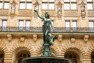 Hygieia sağlık ve hijyen n avlunun Hamburg City Hall (Rathaus), Almanya tanrıça heykeli.