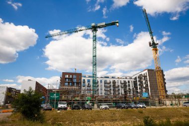 Hamburg, Almanya - 17 Ağustos 2016 - şantiye vinçler ve Hafencity bölgesinde bina.