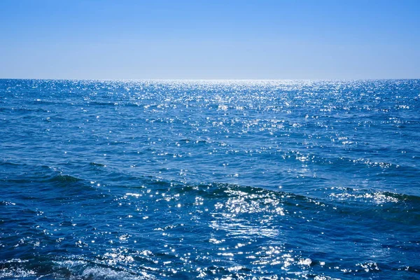 Γαλάζιο Της Μεσογείου Θάλασσας Την Αστραφτερή Επιφάνεια — Φωτογραφία Αρχείου