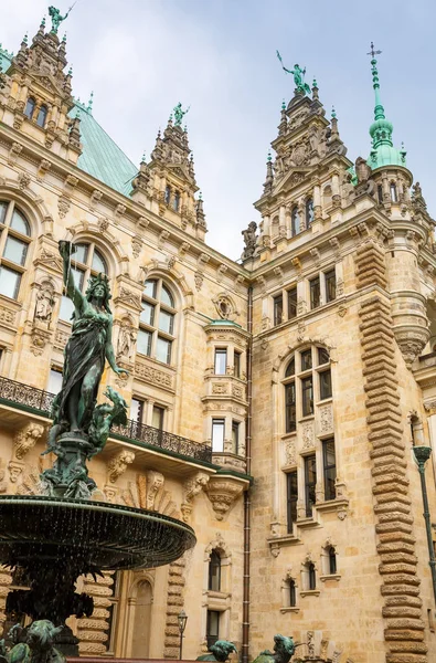 ヒュギエイアの健康と衛生の 中庭のハンブルク市庁舎 Rathaus ドイツの女神の像 — ストック写真