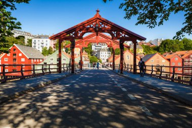 Trondheim, Norveç - 9 Haziran 2018 - eski köprü (Gamle Bybro) ve Nidelva Nehri Dolgu ve köprü renkli evleri.