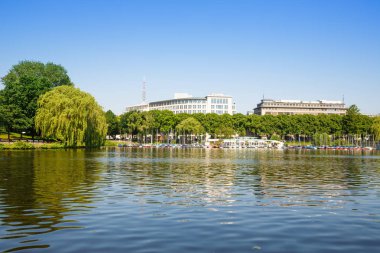 Hamburg, Almanya - 6 Haziran 2016 - şehir manzaralı Alster Gölü ile Yelkenli tekneler.