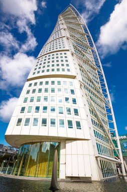 Malmö, İsveç - 20 Ağustos 2017 - Turning Torso modern gökdelen gökyüzü arka plan üzerinde bükülmüş.