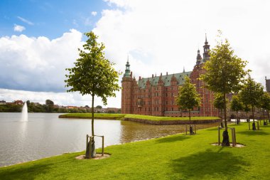 Danimarka 'nın Hillerod kentindeki Rönesans Frederiksborg Kalesi' nin (Frederiksborg Slot, XVII..