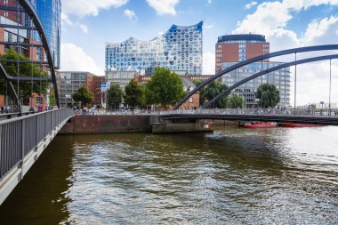 Hamburg, Almanya - 15 Ağustos 2016 - Elbphilharmonie, Elb nehir ve insanlar ile Köprü görünümü.