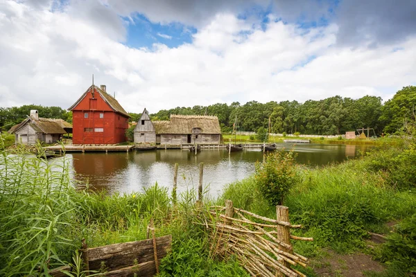 Ortaçağ evleri ve Orta Çağ Merkezi, deneysel yaşam teknelerle Tarih Müzesi Sundby Lolland, Danimarka.