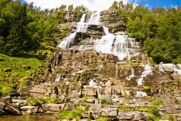 Norveç'te Tvindefossen şelale peyzaj.