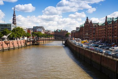 Hamburg, Almanya - 17 Ağustos 2016 - Elbe Nehri, köprü ve binalarda Speicherstadt (ambar) İlçesi.