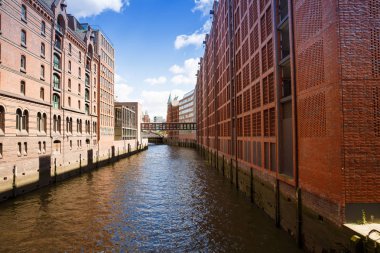 Elbe Nehri, köprü ve binalarda, Hamburg, Almanya bölgesinde Speicherstadt (ambar) Kanal.