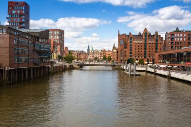 Hamburg, Almanya - 17 Ağustos 2016 - Elbe Nehri, köprü ve binalarda Speicherstadt (ambar) ve Hafencity bölgelerine.