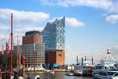 Hamburg, Almanya - 17 Ağustos 2016 - Elbphilharmonie konser salonu ve Hafencity bölgesinde tekneler.