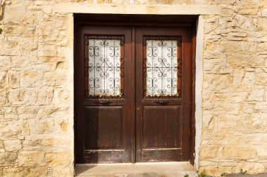 Eski ahşap kahverengi kapı süsü Lofou Köyü, Kıbrıs ile.