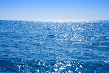 Mavi Akdeniz parlak yüzeyli.