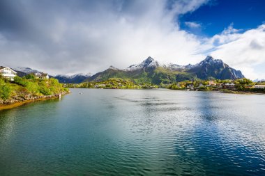 Dağlar ve fiyort Svolvaer, Norveç ile manzara.