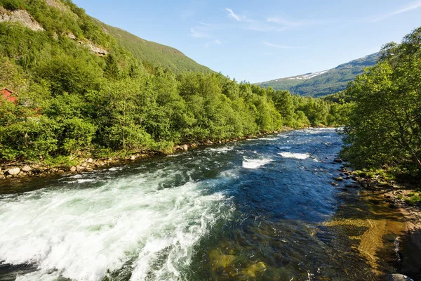 Paisaje Con Montañas Río Noruega Día Soleado —  Fotos de Stock