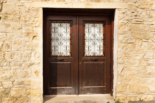 Eski ahşap kahverengi kapı süsü Lofou Köyü, Kıbrıs ile.