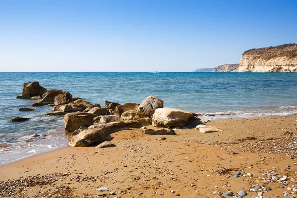 Синее Средиземное Море Горами Камнями Кипре — стоковое фото