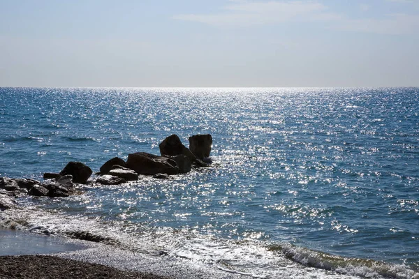Modré Středozemní Moře Jiskřící Hladině Kameny Kypru — Stock fotografie