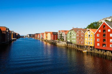 Eski evlerde renkli Nidelva nehir setin Trondheim, Norveç.