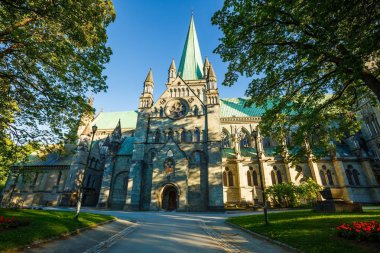 Trondheim şehir merkezinde Ortaçağ Nidaros Cathedral.