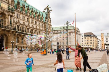 Hamburg, Almanya - 15 Ağustos 2016 - bilinmeyen sokak sanatçıları Pazar Meydanı Rathaus (Belediye Binası'nda büyük sabun köpüğü yapmak).