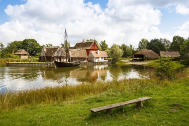 Ortaçağ evleri ve Orta Çağ Merkezi, deneysel yaşam teknelerle Tarih Müzesi Sundby Lolland, Danimarka.