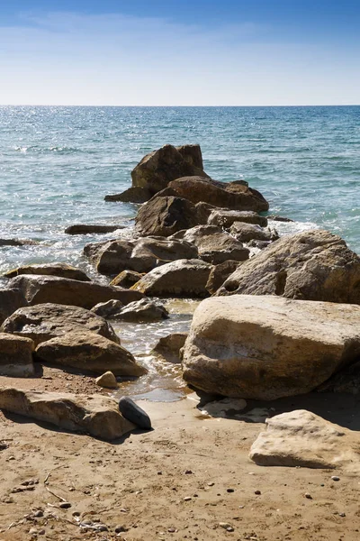 Blå Medelhavet Med Glittrande Yta Och Stenar Cypern — Stockfoto