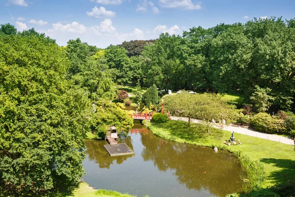 Hamburg Deutschland Juni 2016 Landschaft Mit See Roter Holzbrücke Menschen — Stockfoto