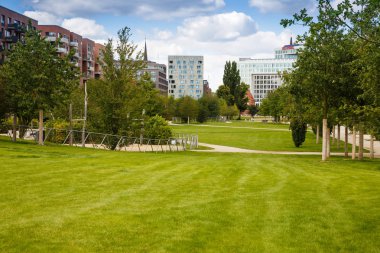 Hamburg, Almanya - 17 Ağustos 2016 - yeşil çim ve ağaçların yeni bölge binalarla.