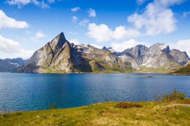 Yüksek rocky Dağları ve Hamnoya, Norveç fiyordu manzara.