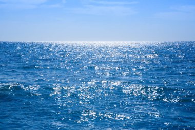 Mavi Akdeniz parlak yüzeyli.