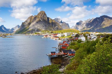 Üstten görünüm tipik rorbu ile balıkçı köyü Reine Lofoten Adaları, Norveç evler.