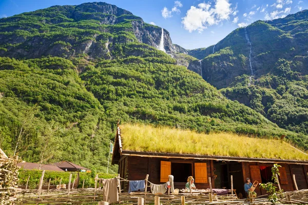 Gudvangen Noruega Junio Casa Tradicional Madera Gente Con Ropa Nacional — Foto de Stock