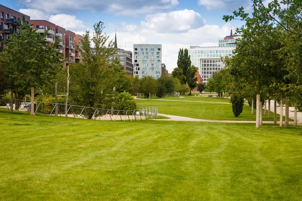 Hamburgo Alemanha Agosto 2016 Edifícios Com Gramado Verde Árvores Novo — Fotografia de Stock