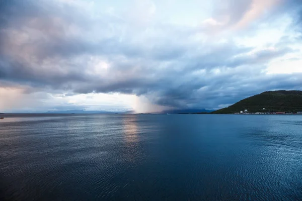 Krajina Mořem Mraky Půlnoční Polární Den Harstad Norsko — Stock fotografie