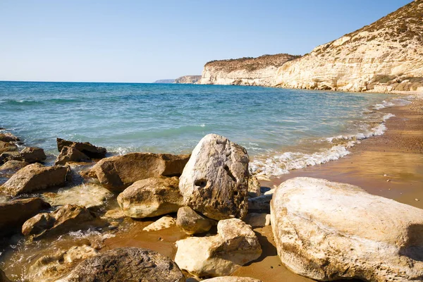 Blaues Mittelmeer Mit Bergen Und Steinen Auf Zypern — Stockfoto