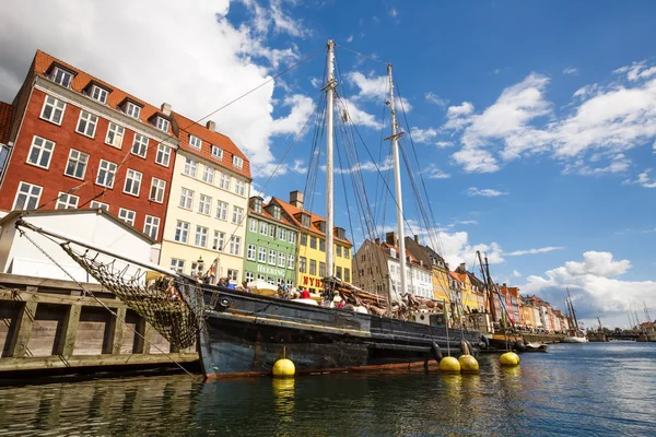 Kopenhagen Dänemark August 2017 Bezirk Nyhavn Mit Bunten Gebäuden Schiffen — Stockfoto