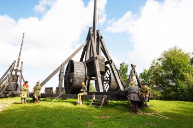 Sundby Lolland, Danimarka - 21 Ağustos 2017 - Orta Çağ Merkezi, deneysel yaşam ortaçağ trebuchet Tarih Müzesi.
