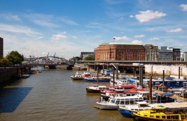 Hamburg, Almanya - 17 Ağustos 2016 - Elbe Nehri, köprü, bina ve tekneler Speicherstadt (ambar). bölgede.