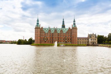 Danimarka 'nın Hillerod kentindeki Rönesans Frederiksborg Kalesi' nin (Frederiksborg Slot, XVII..