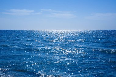 Mavi Akdeniz parlak yüzeyli.